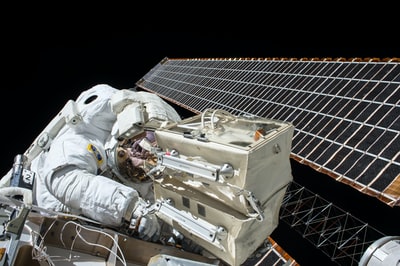航天员修复卫星特写照片